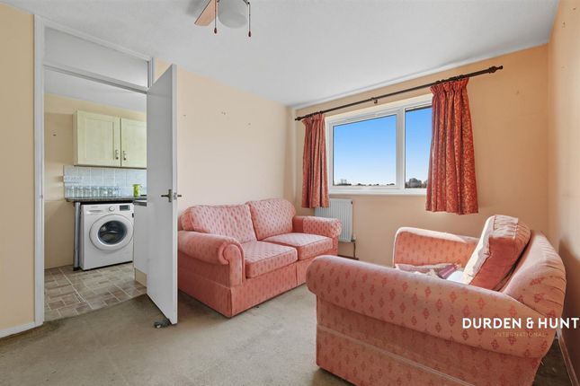 59 Swans Hope, Loughton photo 3