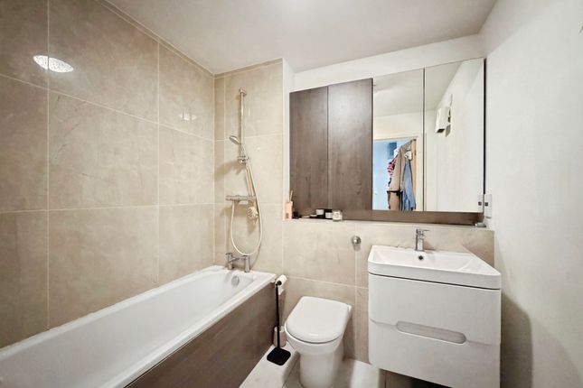 71 Martlesham Walk, London photo 4