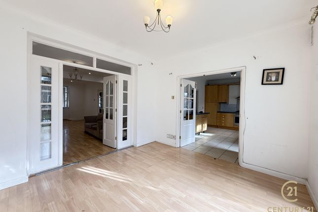 40, Crosslands Avenue, SOUTHALL photo 5