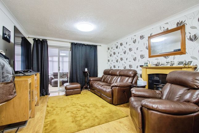 15, Walnut Close, Leeds photo 3