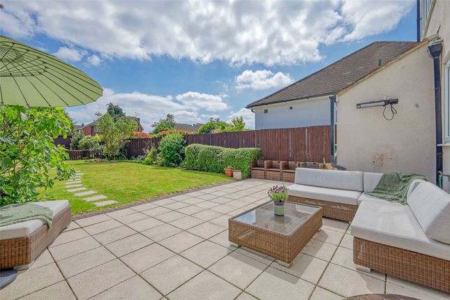 28 Millbrook Gardens, Romford photo 4