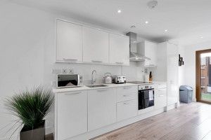 Thumbnail Flat to rent in Aldenham Road, Bushey