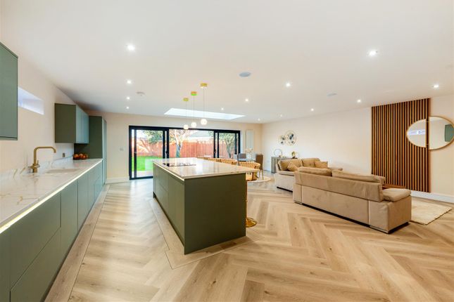 8 Chase Grove, Waltham Chase photo 3