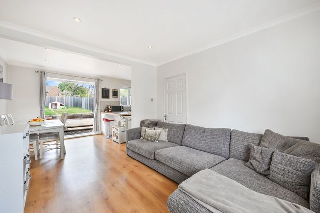 3 Merton Gardens, Tadworth photo 2
