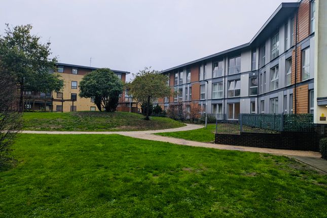 2-bed flat on Crawley, £1,500/mo