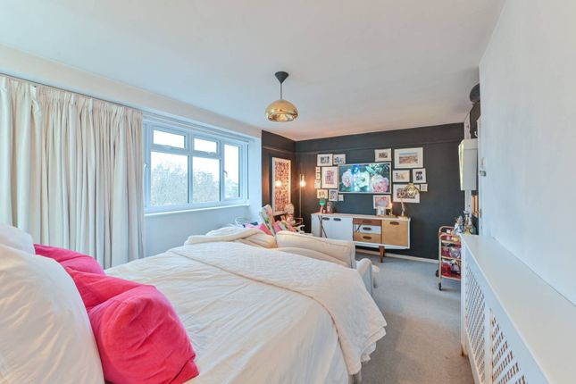 1-bed studio on Bethwin Road, Camberwell, £225,000