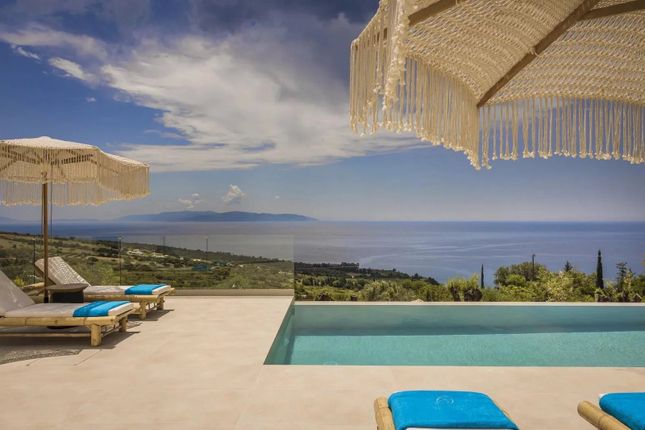 Villa for sale in Lourdata, 28100, Greece