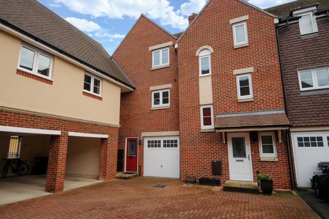 Town house to rent in Thames View, Abingdon