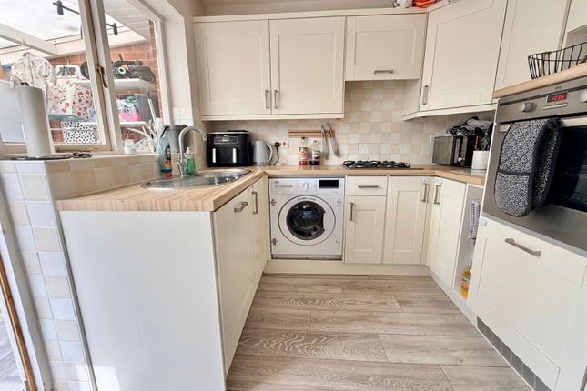 55 Hightown Gardens, RINGWOOD photo 4