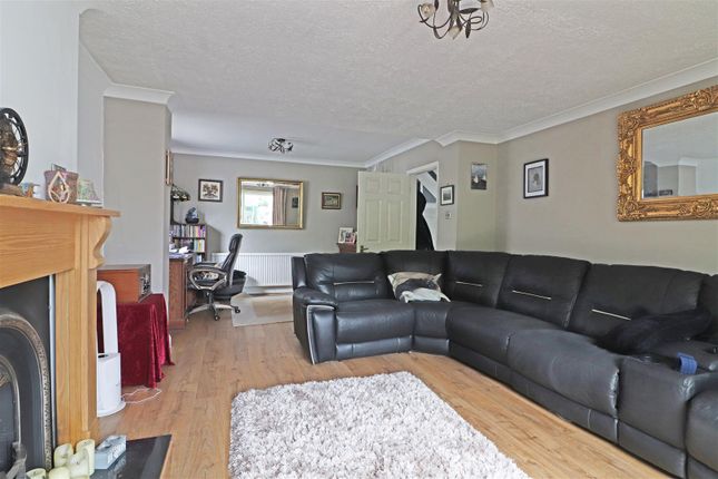 9, Honeycrock Lane, Salfords, Redhill photo 3