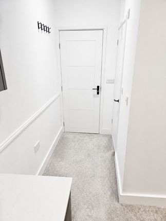 Studio 1, 121a Wandsworth High Street, London photo 4