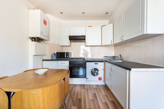 Flat to rent in Moscow Road, Bayswater, London