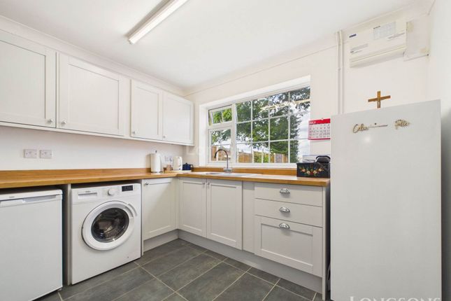 26, Acacia Avenue, Thetford photo 2