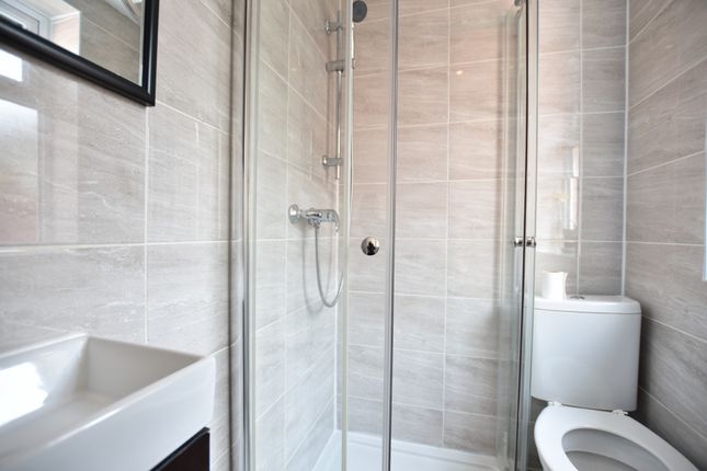 Room 3 14, The Vista, London photo 5