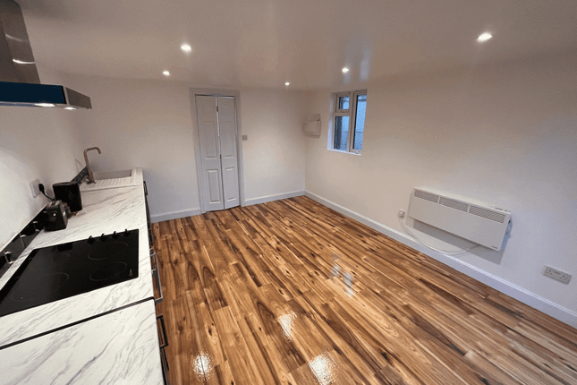 Thumbnail Flat to rent in Brighton Road, Purley