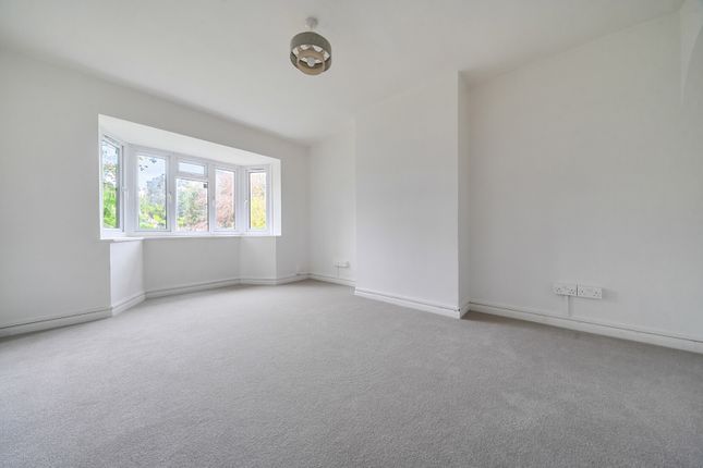 Nell Gwynne Avenue, Berkshire photo 3