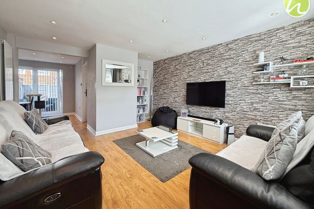 24 Locke Close, Stanford-Le-Hope photo 3