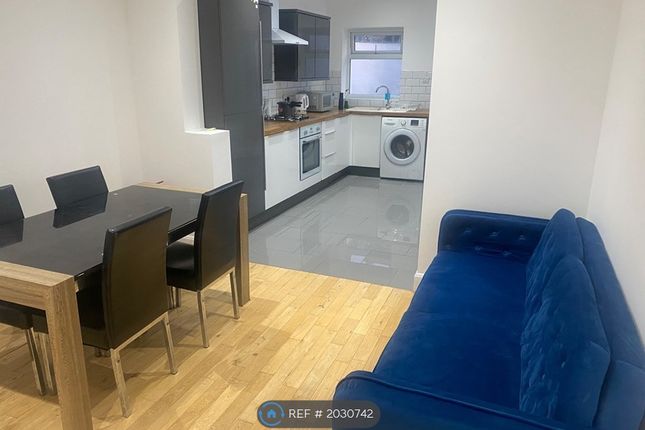 Room to rent in Esk Road, London