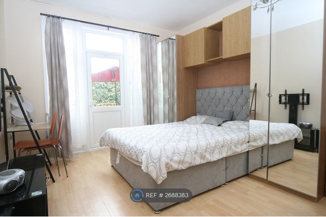 Large Studio With Mirrored Cupboards