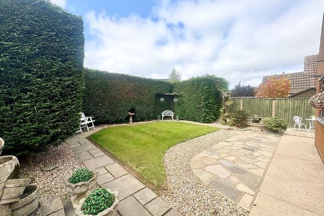 8, Carmen Crescent, Holton-Le-Clay photo 4