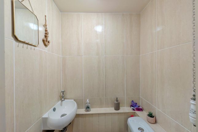 7, Brockhollands, Lydney photo 3
