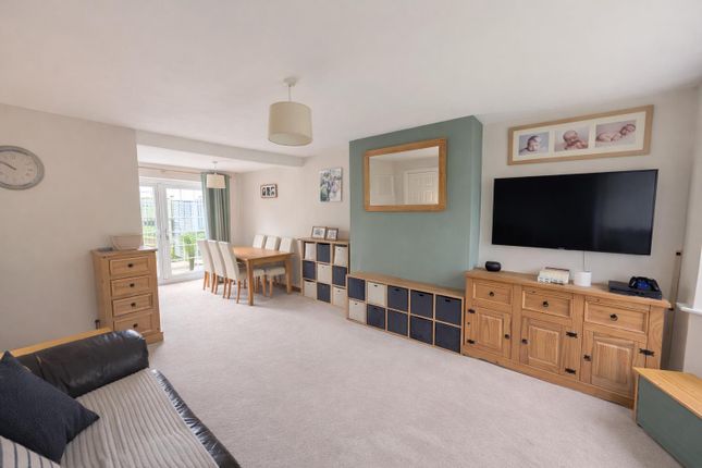 8, Warburton Close, Uckfield photo 2