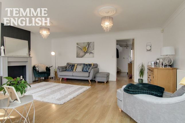 14, Roxwell Crescent, Wickford photo 5
