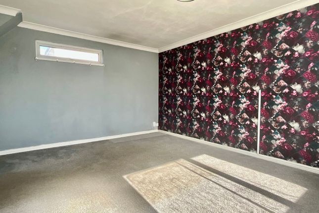 8, Edgcort, Cwmbran photo 4