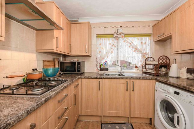 29 Millais Road, London photo 4