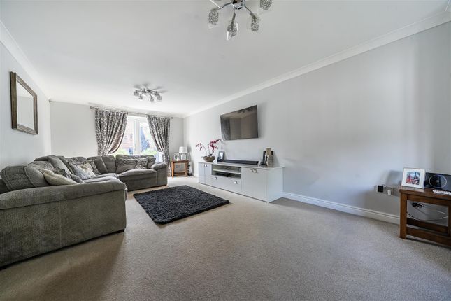 17, Batcheldor Gardens, Bedford photo 4