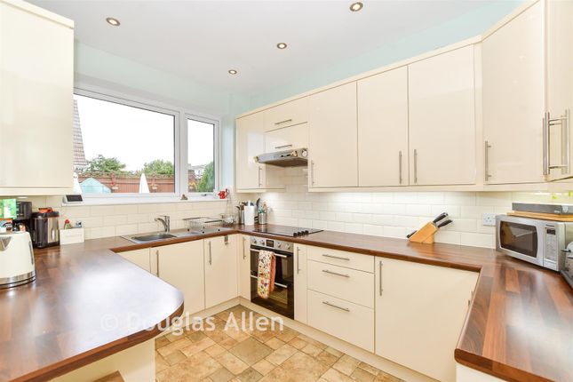 4, Oakhurst Drive, Wickford photo 3
