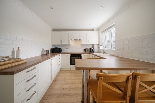 16 Nash Croft, Northfleet, Kent photo 4