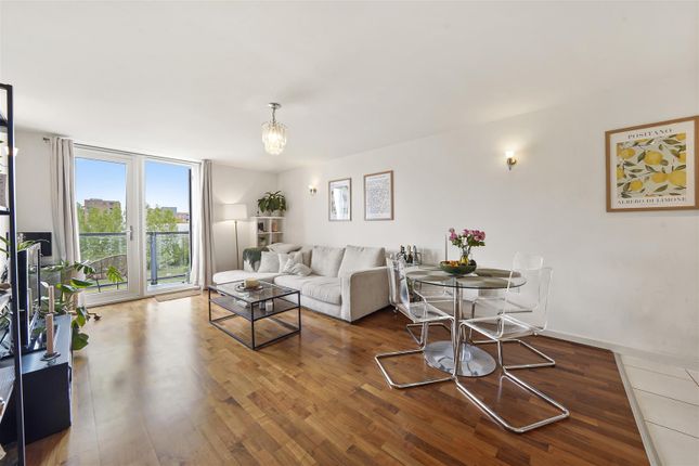 1-bed flat on Chadwell Lane, London, £320,000