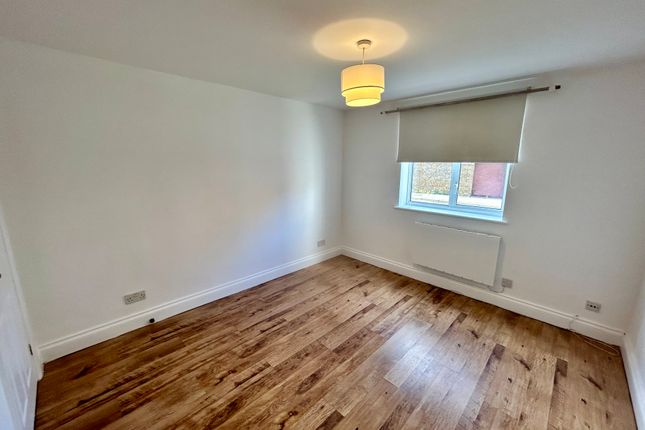 Flat to rent in The Maltings, Gravesend, Kent