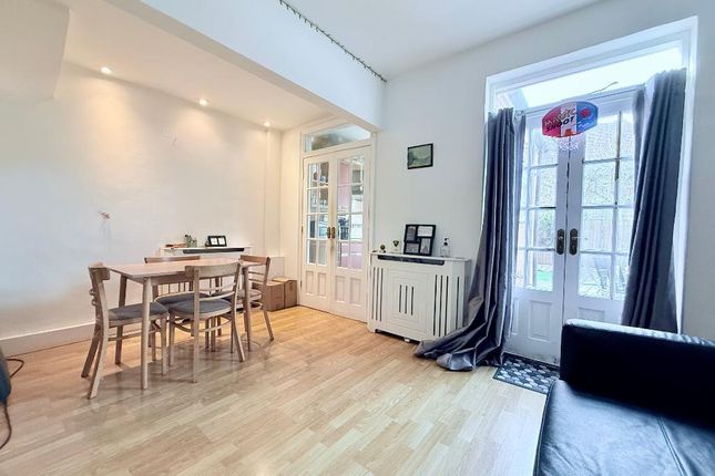 77, Fitzneal Street, London photo 2