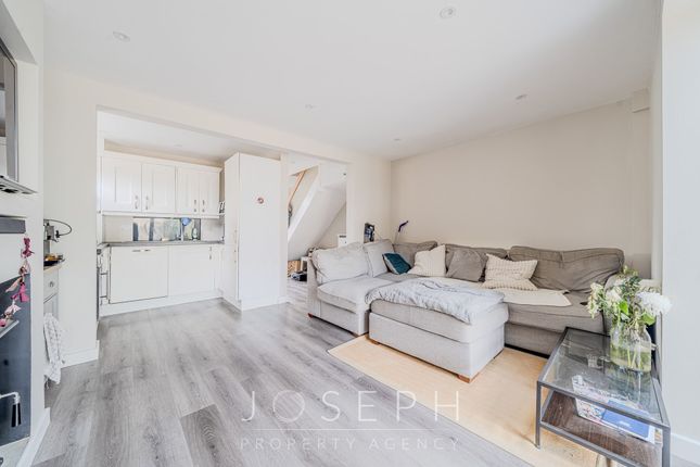 45 Orchard Close, Woodbridge photo 2