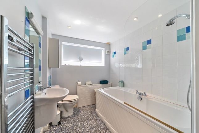Ewemove Harrogate En Suite Bathroom