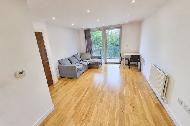 Flat, Brunel Court, Edgware photo 4