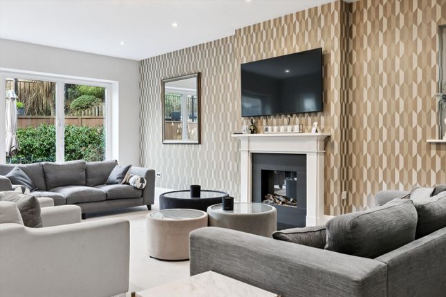 Ruxley Crescent, Esher photo 3