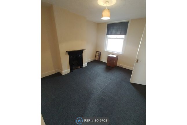 Flat, Hendford Hill, Yeovil photo 2