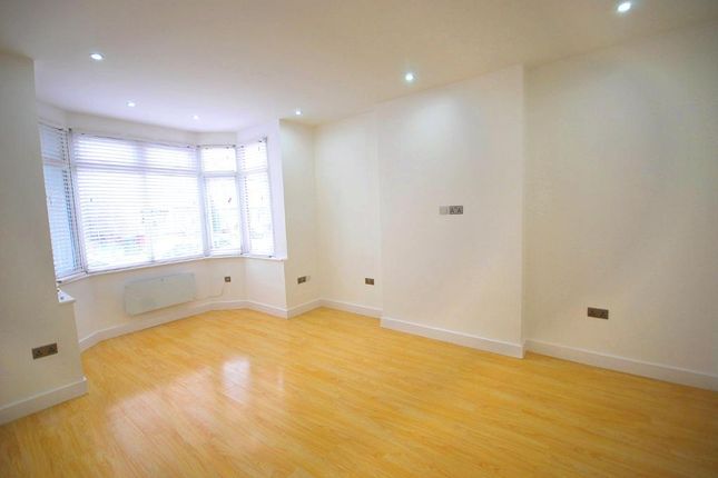 Flat to rent in Lonsdale Avenue, Wembley, Middlesex