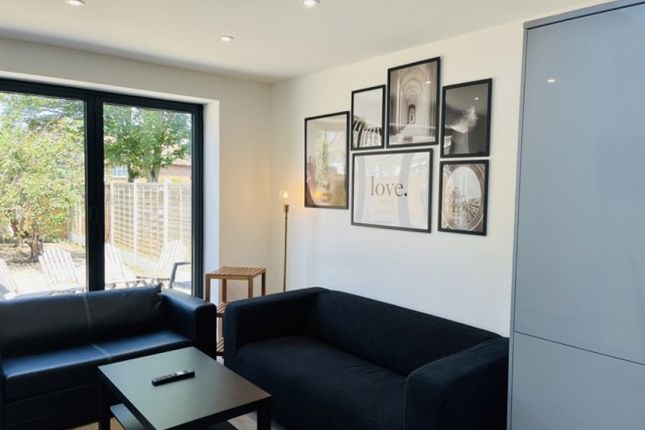 40 Ibbetson Path, Loughton photo 2