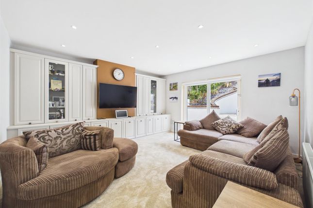92, Mead Way, Coulsdon photo 3