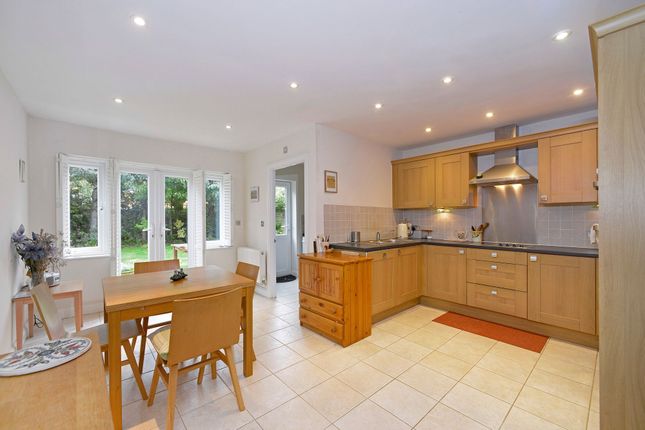 17 Hall Hurst Close, Billingshurst photo 2