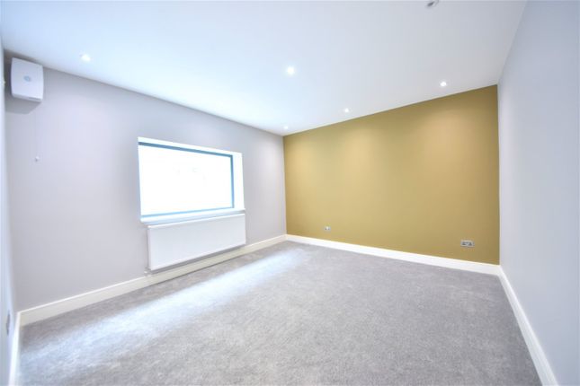 7 Treadaway Court,, Treadaway Hill, High Wycombe photo 3