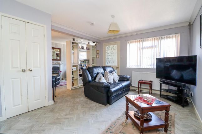19, Charrington Way, Broadbridge Heath photo 3