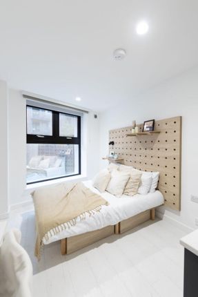 Studio flat on Commercial Road, London, £1,495/mo