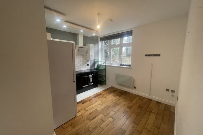 Flat 13, Mill House, Southall photo 3