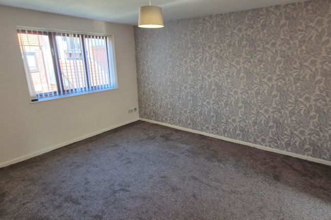 4 Fulmar Court, 12 Falcon Way, London photo 2
