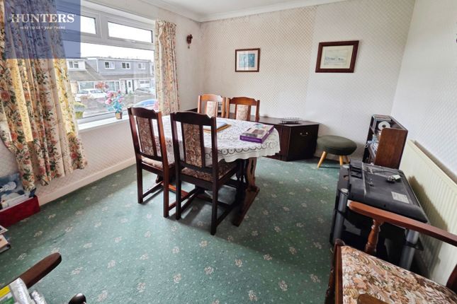 48, Red Roofs Close, Bridgend photo 4